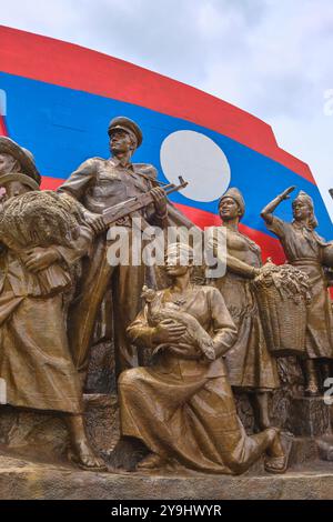 Monument patriotique, statue de l'indépendance, dont une femme avec un poulet. Au leader communiste Kayson Phomvihan Museum à Vientiane, Laos. Banque D'Images