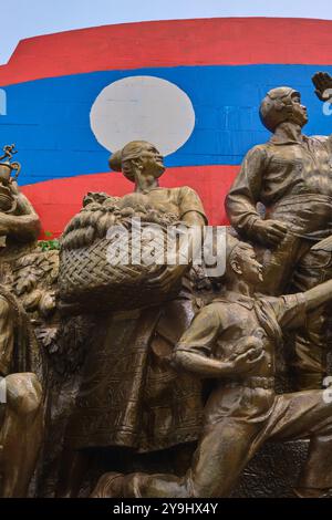 Monument patriotique, statue de l'indépendance, dont une femme avec un soutien alimentaire. Au leader communiste Kayson Phomvihan Museum à Vientiane, Laos. Banque D'Images