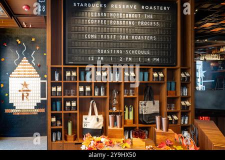 Starbucks Reserve Roastery est un café/restaurant/boutique de cadeaux opérant dans le quartier de Chelsea à New York, aux États-Unis 2024 Banque D'Images