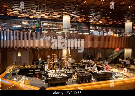 Starbucks Reserve Roastery est un café/restaurant/boutique de cadeaux opérant dans le quartier de Chelsea à New York, aux États-Unis 2024 Banque D'Images