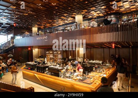 Starbucks Reserve Roastery est un café/restaurant/boutique de cadeaux opérant dans le quartier de Chelsea à New York, aux États-Unis 2024 Banque D'Images