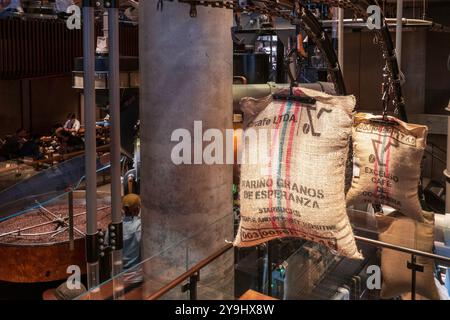 Starbucks Reserve Roastery est un café/restaurant/boutique de cadeaux opérant dans le quartier de Chelsea à New York, aux États-Unis 2024 Banque D'Images