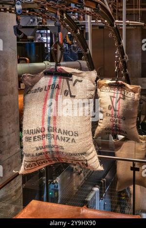 Starbucks Reserve Roastery est un café/restaurant/boutique de cadeaux opérant dans le quartier de Chelsea à New York, aux États-Unis 2024 Banque D'Images