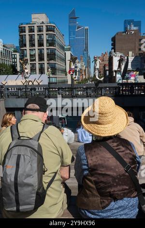 Un point de vue sur High Line Park offre une vue sur la 10e Avenue et une installation d'art public, 'What if they Bark?', New York City, USA 2024 Banque D'Images