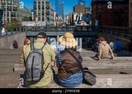 Un point de vue sur High Line Park offre une vue sur la 10e Avenue et une installation d'art public, 'What if they Bark?', New York City, USA 2024 Banque D'Images