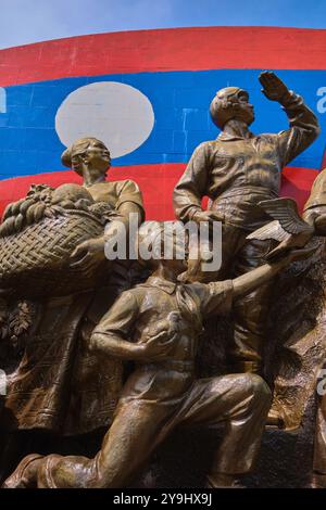 Monument patriotique, statue de l'indépendance, dont un garçon avec un oiseau de la paix. Au leader communiste Kayson Phomvihan Museum à Vientiane, Laos. Banque D'Images