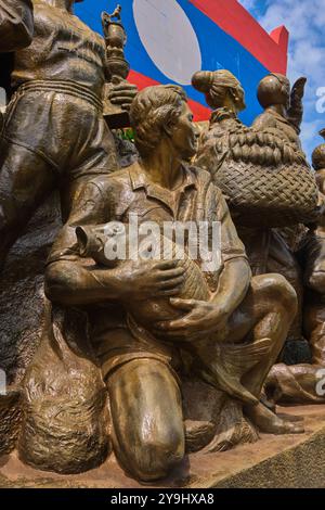 Monument patriotique, statue de l'indépendance, dont un homme avec un poisson. Au leader communiste Kayson Phomvihan Museum à Vientiane, Laos. Banque D'Images