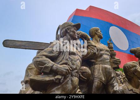 Monument patriotique, statue de l'indépendance, dont un homme avec une scie à chaîne. Au leader communiste Kayson Phomvihan Museum à Vientiane, Laos. Banque D'Images