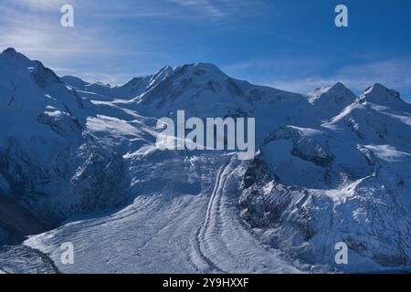 Vue panoramique sur le pic enneigé Matterhorn en journée ensoleillée avec ciel bleu et nuages spectaculaires en arrière-plan, Suisse Banque D'Images