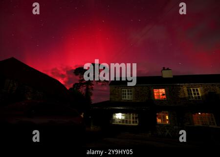 Doddiscombsleigh, Devon, Royaume-Uni. 10 octobre 2024. Météo britannique : les aurores boréales brillent de manière colorée et brillante sur Doddiscombsleigh, Devon. Aurora Borealis sur Shippen Barton crédit : Nidpor/Alamy Live News Banque D'Images