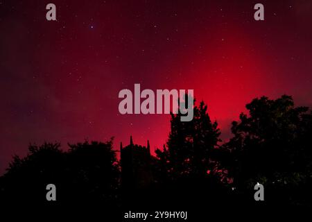 Doddiscombsleigh, Devon, Royaume-Uni. 10 octobre 2024. Météo britannique : les aurores boréales brillent de manière colorée et brillante sur Doddiscombsleigh, Devon. Aurora Borealis sur St Michael's Church Credit : Nidpor/Alamy Live News Banque D'Images