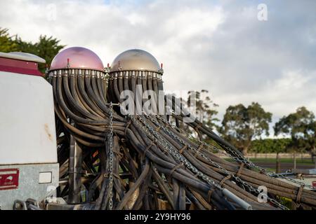 Semoir PNEUMATIQUE SEMOIR sur une ferme sur un ranch agricole au printemps sur une ferme Banque D'Images