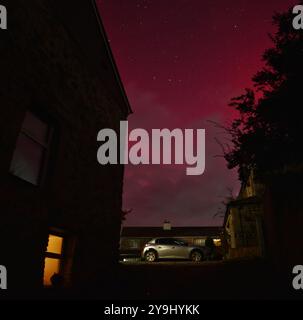 Doddiscombsleigh, Devon, Royaume-Uni. 10 octobre 2024. Météo britannique : les aurores boréales brillent de manière colorée et brillante sur Doddiscombsleigh, Devon. Aurora Borealis sur Shippen Barton crédit : Nidpor/Alamy Live News Banque D'Images