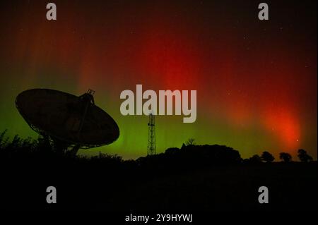 Knockin, Shropshire 10 octobre 2024. Une belle et vive aurore a illuminé le ciel derrière le radiotélescope Knockin près d'Oswestry dans le Shropshire jeudi soir. Les aurores boréales ont été un spectacle pour la plupart du Royaume-Uni. Le radiotélescope Knockin, près d'Oswestry, fait partie d'un réseau géré par l'observatoire Jodrell Bank de renommée internationale. Crédit : British News and Media/Alamy Live News Banque D'Images