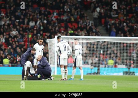 Londres, Royaume-Uni. 10 octobre 2024. Bukayo Saka, de l'Angleterre Down, est blessé lors du match de l'UEFA Nations League entre l'Angleterre et la Grèce au stade de Wembley, Londres, le 10 octobre 2024. Photo de Joshua Smith. Utilisation éditoriale uniquement, licence requise pour une utilisation commerciale. Aucune utilisation dans les Paris, les jeux ou les publications d'un club/ligue/joueur. Crédit : UK Sports pics Ltd/Alamy Live News Banque D'Images