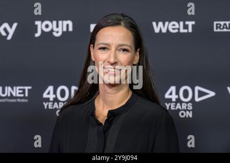 GER, Berlin, Vaunet zum Jubilaeumsevent 40 Jahre Private Medien im Telegraphenamt Berlin, Red Carpet, im Bild : Pinar Atalay. Deutsche Fernsehmoderatorin, 10.10.2024, *** GER, Berlin, Vaunet pour l'événement anniversaire 40 ans de médias privés au Telegraphenamt Berlin, tapis rouge, dans l'image Pinar Atalay présentateur de télévision allemand, 10 10 10 2024, Copyright : HMBxMedia/UwexKoch Banque D'Images