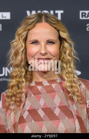 GER, Berlin, Vaunet zum Jubilaeumsevent 40 Jahre Private Medien im Telegraphenamt Berlin, Red Carpet, im Bild : Katja Burkard, Deutsche Fernsehmoderatorin, 10.10.2024, *** GER, Berlin, Vaunet pour l'événement anniversaire 40 ans de médias privés au Telegraphenamt Berlin, tapis rouge, en image Katja Burkard, présentatrice de télévision allemande, 10 10 2024, Copyright : HMBxMedia/UwexKoch Banque D'Images