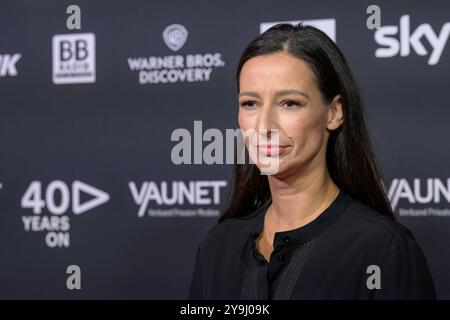 GER, Berlin, Vaunet zum Jubilaeumsevent 40 Jahre Private Medien im Telegraphenamt Berlin, Red Carpet, im Bild : Pinar Atalay. Deutsche Fernsehmoderatorin, 10.10.2024, *** GER, Berlin, Vaunet pour l'événement anniversaire 40 ans de médias privés au Telegraphenamt Berlin, tapis rouge, dans l'image Pinar Atalay présentateur de télévision allemand, 10 10 10 2024, Copyright : HMBxMedia/UwexKoch Banque D'Images