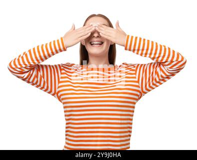 Fille souriante avec des accolades couvrant les yeux sur fond blanc Banque D'Images