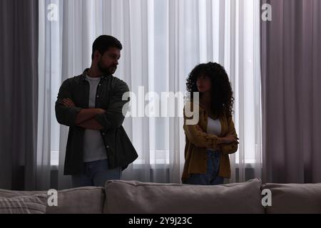 Couple se querellant à l'intérieur la nuit. Problèmes relationnels Banque D'Images