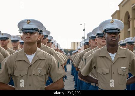 U.S. Marines avec Lima Company, 3e Bataillon d'entraînement des recrues, se tiennent en formation lors de leur cérémonie de remise des diplômes au Marine corps Recruit Depot San Diego, Californie, Oct. 4, 2024. L'obtention du diplôme a eu lieu à la fin de la transformation de 13 semaines, qui comprenait la formation pour l'exercice, le tir, les compétences de base au combat, et les coutumes et traditions du corps des Marines. (Photo du corps des Marines des États-Unis par le caporal Sarah M. Grawcock) Banque D'Images