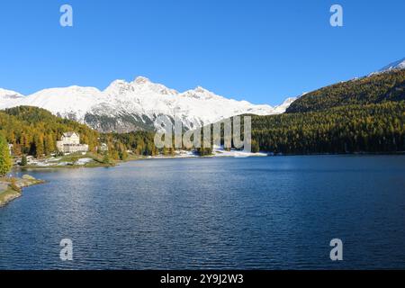 Vue panoramique sur le pic enneigé Matterhorn en journée ensoleillée avec ciel bleu et nuages spectaculaires en arrière-plan, Suisse Banque D'Images