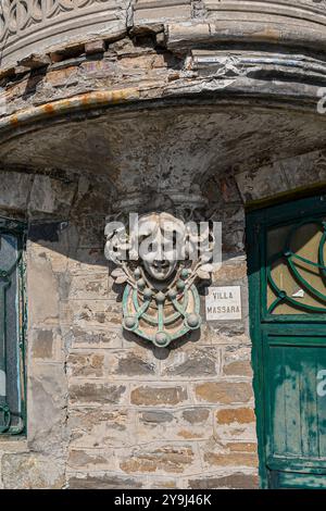 Détail de l'extérieur de la Villa Massara, une villa de vacances dans le style Art Nouveau sur la promenade d'Alassio, avec un haut relief, Savone, Ligurie, Italie Banque D'Images