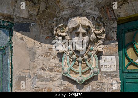 Détail de l'extérieur de la Villa Massara, une villa de vacances dans le style Art Nouveau sur la promenade d'Alassio, avec un haut relief, Savone, Ligurie, Italie Banque D'Images