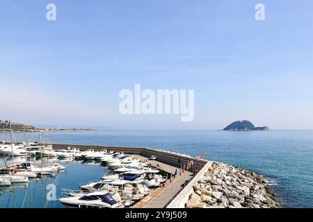 Vue surélevée sur le port Luca Ferrari sur le rivage de la destination de vacances, avec l'île Gallinara à l'horizon de la mer, Alassio, Ligurie, Italie Banque D'Images