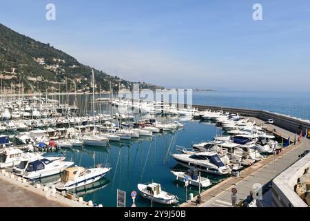 Vue surélevée sur le port Luca Ferrari, un petit port de plaisance sur la rive de la célèbre station touristique sur la Riviera de Ponente, Alassio, Ligurie, Italie Banque D'Images