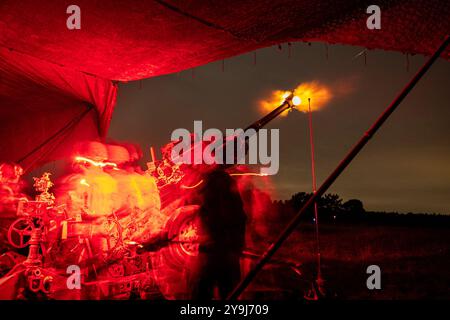 Zone de manœuvre de Yausubetsu, Hokkaido, Japon. 13 septembre 2024. Les Marines des États-Unis tirent un obusier M777 tout en exécutant des opérations de nuit pendant le programme d'entraînement de relocalisation de l'artillerie 24,2 dans la zone de manœuvre de Yausubetsu, Hokkaido, Japon, le 14 septembre 2024. L'ARTP, créé par le Comité d'action spécial de 1997 à Okinawa, transfère l'entraînement à l'artillerie à tir réel d'Okinawa au Japon continental pour maintenir la disponibilité du corps des Marines uniquement en permanence déployée vers l'avant. Les Marines sont avec le 12e régiment littoral des Marines, 3e division des Marines. (Crédit image : © Matthew Morales/U.S. Marines/ZUMA Banque D'Images