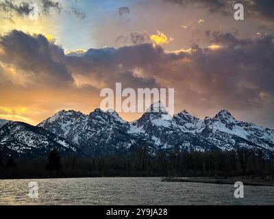 Coucher de soleil Grand Teton depuis la rivière Snake, Wyoming, États-Unis Banque D'Images