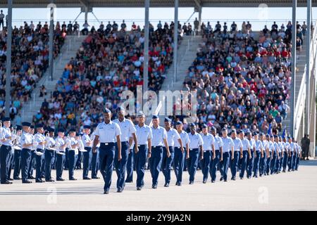 25 septembre 2024 - joint base San Antonio-Lackland, Texas, États-Unis - les stagiaires marchent sur le toit noir du centre de réception de Phingston pendant la reconnaissance de naturalisation de la pièce et de la retraite Ceremonys à joint base San Antonio-Lackland, Texas, septembre. 25, 2024. Plus de 600 aviateurs affectés aux vols 599-613, ont reçu la pièce Airmans lors de la 737e cérémonie de pièces et de retraite des groupes de formation. (Crédit image : © U.S. Air Force/ZUMA Press Wire) USAGE ÉDITORIAL SEULEMENT! Non destiné à UN USAGE commercial ! Banque D'Images