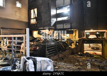 Beyrouth, Liban. 10 octobre 2024. Des véhicules endommagés se trouvent sur le site suite à la frappe aérienne israélienne sur la zone de Nowayri à Beyrouth, la capitale du Liban, le jeudi 10 octobre 2024. tué au moins 23 personnes, dont des enfants et des femmes, des douzaines ont été blessées et un bâtiment visé par l'attaque a été détruit, et les véhicules et maisons environnants endommagés. Photo de Fadel Itani/ crédit : UPI/Alamy Live News Banque D'Images