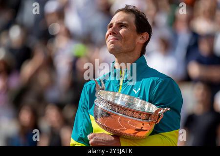 Paris, France. 10 octobre 2024. **** Archive Rafael Nadal prend sa retraite**** Rafael Nadal célèbre avec Trophy après avoir remporté l'Open de France Roland Garros 2022, la dernière fois qu'il a remporté le tournoi, après avoir remporté le match de tennis contre Casper Ruud 3-0 (6-3 6-3 6-0) qui s'est tenu à Paris, France. Richard Callis/Fotoarena (Richard Callis/SPP) crédit : SPP Sport Press photo. /Alamy Live News Banque D'Images