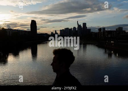 Francfort, Hesse, Allemagne. 10 octobre 2024. Un homme traverse un pont sur le main à Francfort, en Allemagne. (Crédit image : © Matias Basualdo/ZUMA Press Wire) USAGE ÉDITORIAL SEULEMENT! Non destiné à UN USAGE commercial ! Banque D'Images