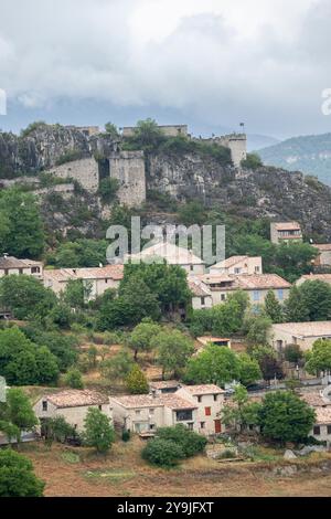 Village médiéval de Trigance dans la région du Verdon, avec Château de Trigance du 11ème siècle et entouré par la campagne provençale pittoresque par jour nuageux Banque D'Images