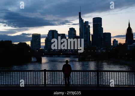 Francfort, Hesse, Allemagne. 10 octobre 2024. Un homme regarde le coucher du soleil sur le main à Francfort, en Allemagne. (Crédit image : © Matias Basualdo/ZUMA Press Wire) USAGE ÉDITORIAL SEULEMENT! Non destiné à UN USAGE commercial ! Banque D'Images
