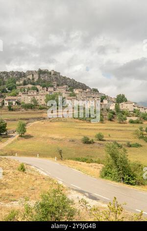 Village médiéval de Trigance dans la région du Verdon, avec Château de Trigance du 11ème siècle et entouré par la campagne provençale pittoresque par jour nuageux Banque D'Images