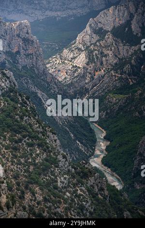 La rivière Turquoise de la gorge du Verdon serpente à travers une végétation dense et des falaises accidentées - vue aérienne du paysage du Canyon du Verdon Banque D'Images