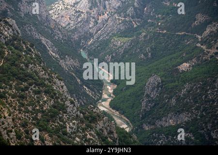 La rivière Turquoise de la gorge du Verdon serpente à travers une végétation dense et des falaises accidentées - vue aérienne du paysage du Canyon du Verdon Banque D'Images