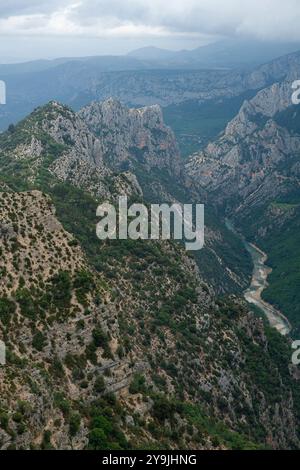 La rivière Turquoise de la gorge du Verdon serpente à travers une végétation dense et des falaises accidentées - vue aérienne du paysage du Canyon du Verdon Banque D'Images