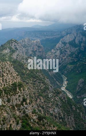 La rivière Turquoise de la gorge du Verdon serpente à travers une végétation dense et des falaises accidentées - vue aérienne du paysage du Canyon du Verdon Banque D'Images