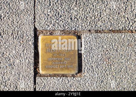 Wiesbaden, Allemagne -29 septembre 2024 : pierres coupées sur le trottoir devant l'ancienne maison juive de Wiesbaden pour Ruth Irmgard Rückersberg. Elle Banque D'Images