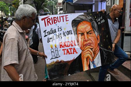 Mumbai, Inde. 10 octobre 2024. Les professeurs d’art portent une affiche en rendant hommage à l’ancien président du groupe Tata, Ratan Tata devant l’école Gurukul de tous L’industriel et philanthrope indien Ratan Tata est décédé le 9 octobre 2024 à l’âge de 86 ans à Mumbai. (Photo par Ashish Vaishnav/SOPA images/SIPA USA) crédit : SIPA USA/Alamy Live News Banque D'Images