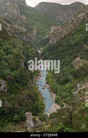 Gorge du Verdon, France, un étroit ravin entouré de falaises calcaires abruptes couvertes d'une végétation dense Banque D'Images