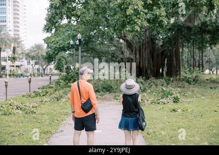 St Petersburg, Floride, États-Unis. 10 octobre 2024. Les habitants de Saint-Pétersbourg voient les dégâts causés par l'ouragan Milton dans South Straub Park. Crédit : david childers/Alamy Live News Banque D'Images