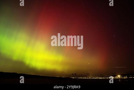 Les aurores boréales, également connues sous le nom d'aurora borealis, exposées dans le ciel de Dublin depuis Bull Island. Date de la photo : jeudi 10 octobre 2024. Banque D'Images