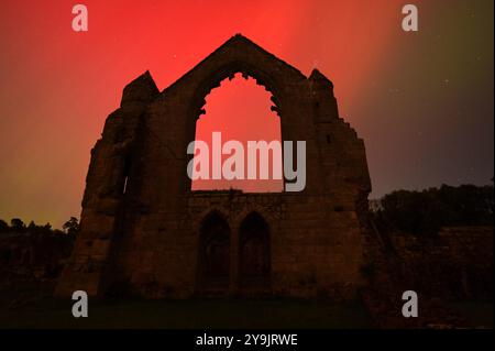 Abbaye de Haughmond, Shrewsbury. 11 octobre 2024. De vives aurores boréales brillent autour des ruines de l'abbaye de Haughmond près de Shrewsbury aux premières heures du vendredi matin. L'aurore était visible dans la plupart des régions du Royaume-Uni. Haughmond a été fondée en tant que petite chapelle ou ermitage sur une colline boisée à l'est de Shrewsbury vers 1100 et détruite. L'abbaye a été dissoute en 1539 dans le cadre de la dissolution nationale des monastères par Henri VIII. Crédit : British News and Media/Alamy Live News Banque D'Images