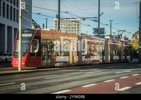 Nuremberg, Allemagne, 10 octobre 2024 Un tramway électrique allemand part de la ville de Nuremberg et traverse le centre-ville. Les tramways sont un w très populaire moderne Banque D'Images